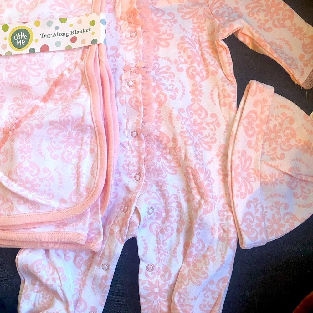3-piece baby clothing and blankets wrap
